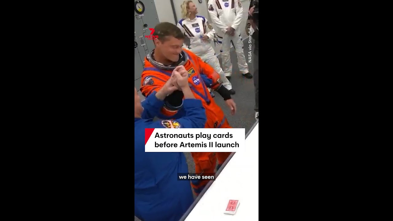 Астронавты играют в карты перед запуском миссии &laquo;Артемида II&raquo;.