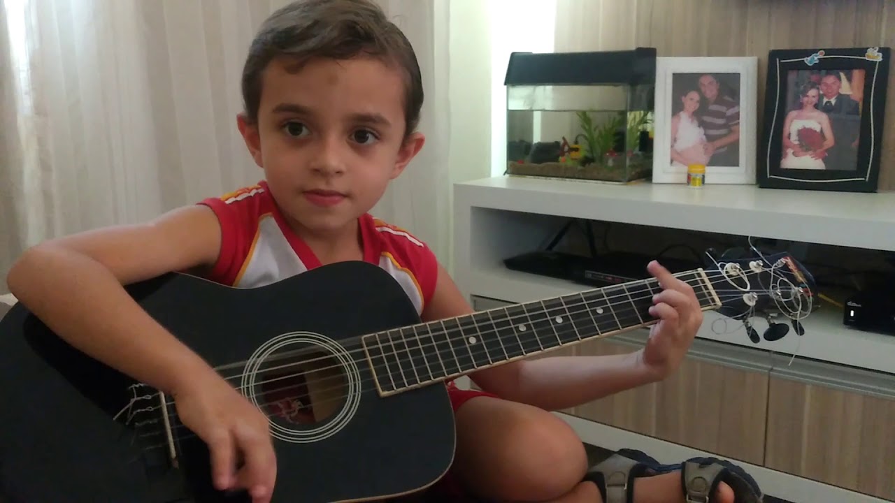 Dança de Avivamento by Davi - Criança de 5 anos tocando violão