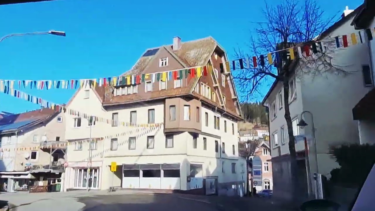 Furtwangen bei Sonnenschein  - Autofahrt durch den Schwarzwald mit blauen Himmel