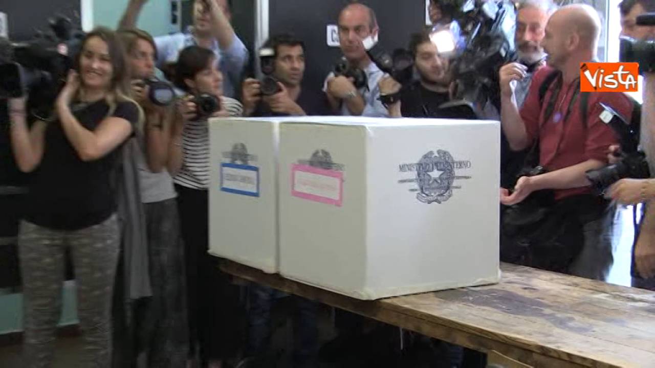 Comunali 2016, Meloni entra nel seggio elettorale