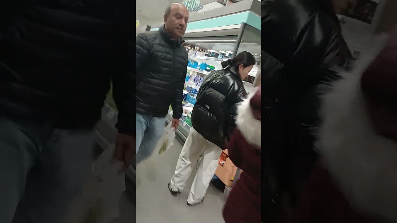Ascensor y escalera kone en el aldi de la plaza del duque