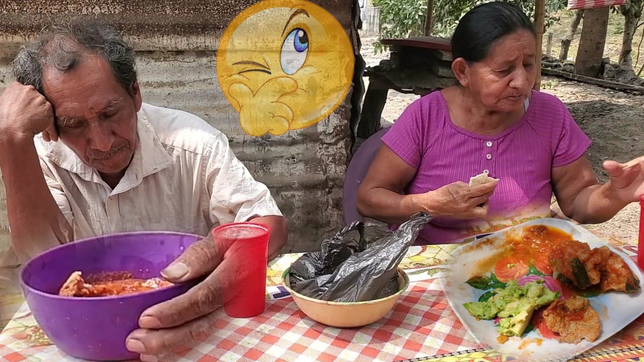 Mi papa muy triste que no comera El vistec de res eso asi no me gusta Reveca no quiso Comer en mesa🤬