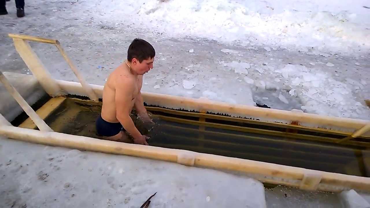 Окунаюсь в прорубь на Крещение. Озеро Мульда, Забайкальский край. t -15&deg;C