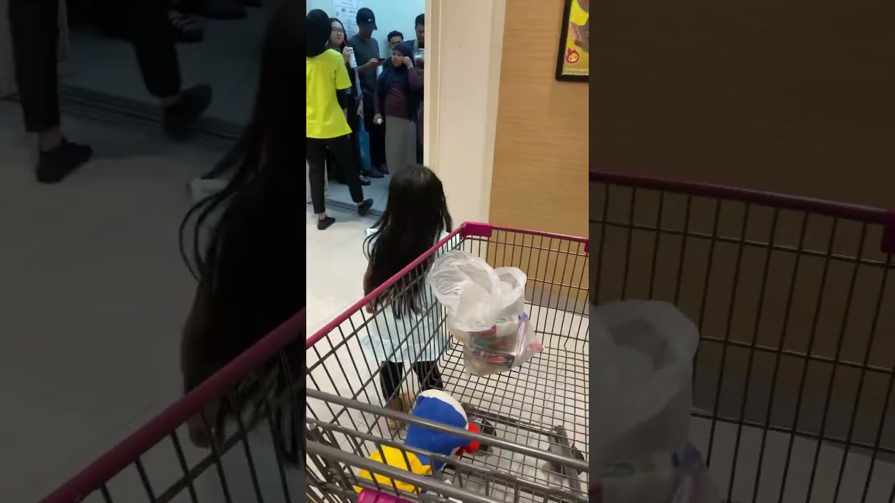 Khayra mau naik lift di mall aeon tapi penuh banyak orang guys 🙈 | full persons eskalator