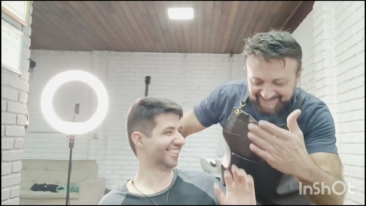 Calvo desde os 18 anos, Felipe renunciou o boné e optou por prótese capilar...