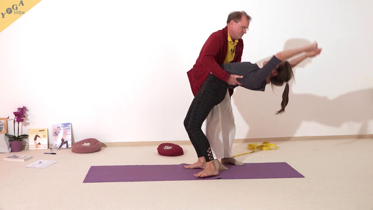 In das Rad helfen Yoga Vidya Bodywork Chakrasana - Yoga Asana Lexikon