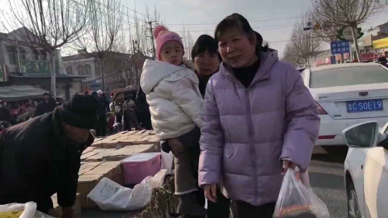 2026年的中国山东省邹平市大集，满满的人挤人。