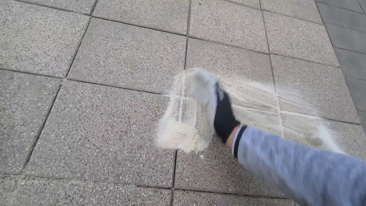Sand einfugen: Spielsand, Quarzsand, Einreiben in Fugen per Hand nass trocken in Pflastersteine