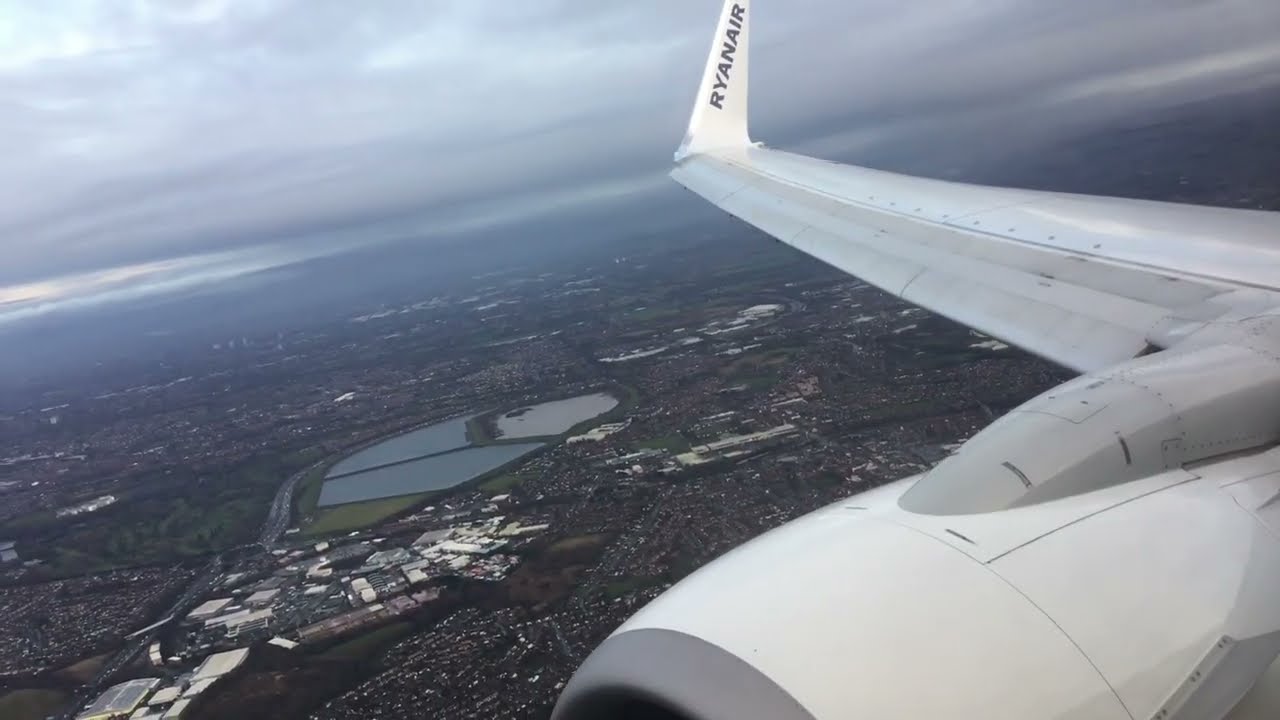 Ryanair Boeing 737-800 landing at Manchester Airport