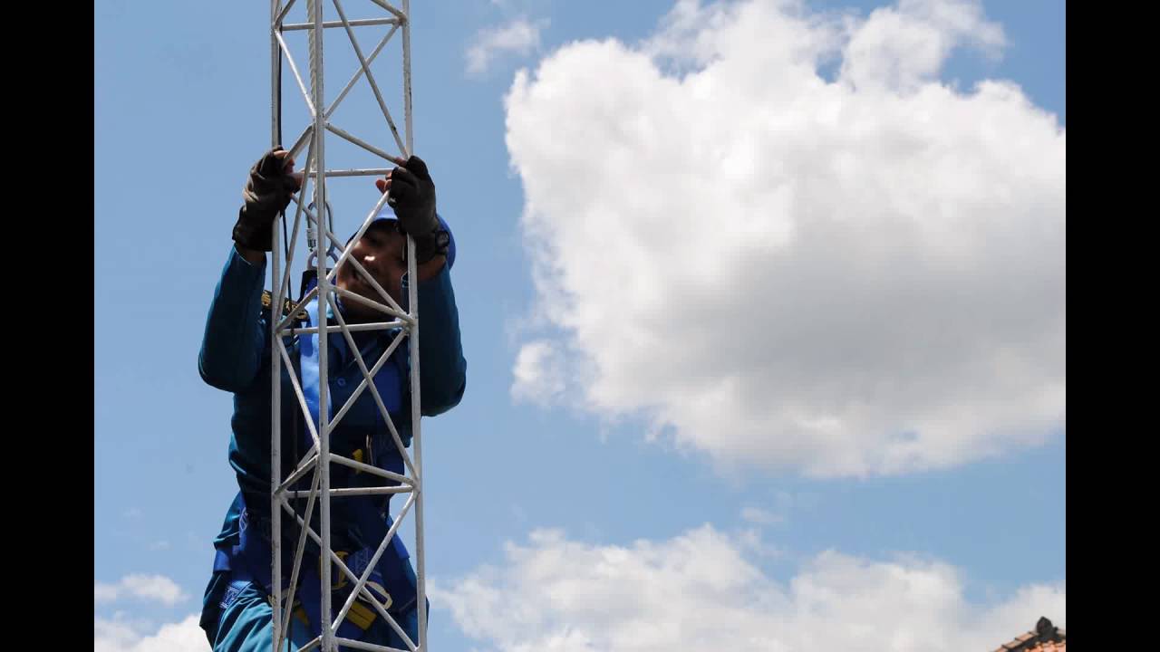 Kegiatan Panjat Tower Internet SMKN 1 Gebang Cirebon Tahun 2013