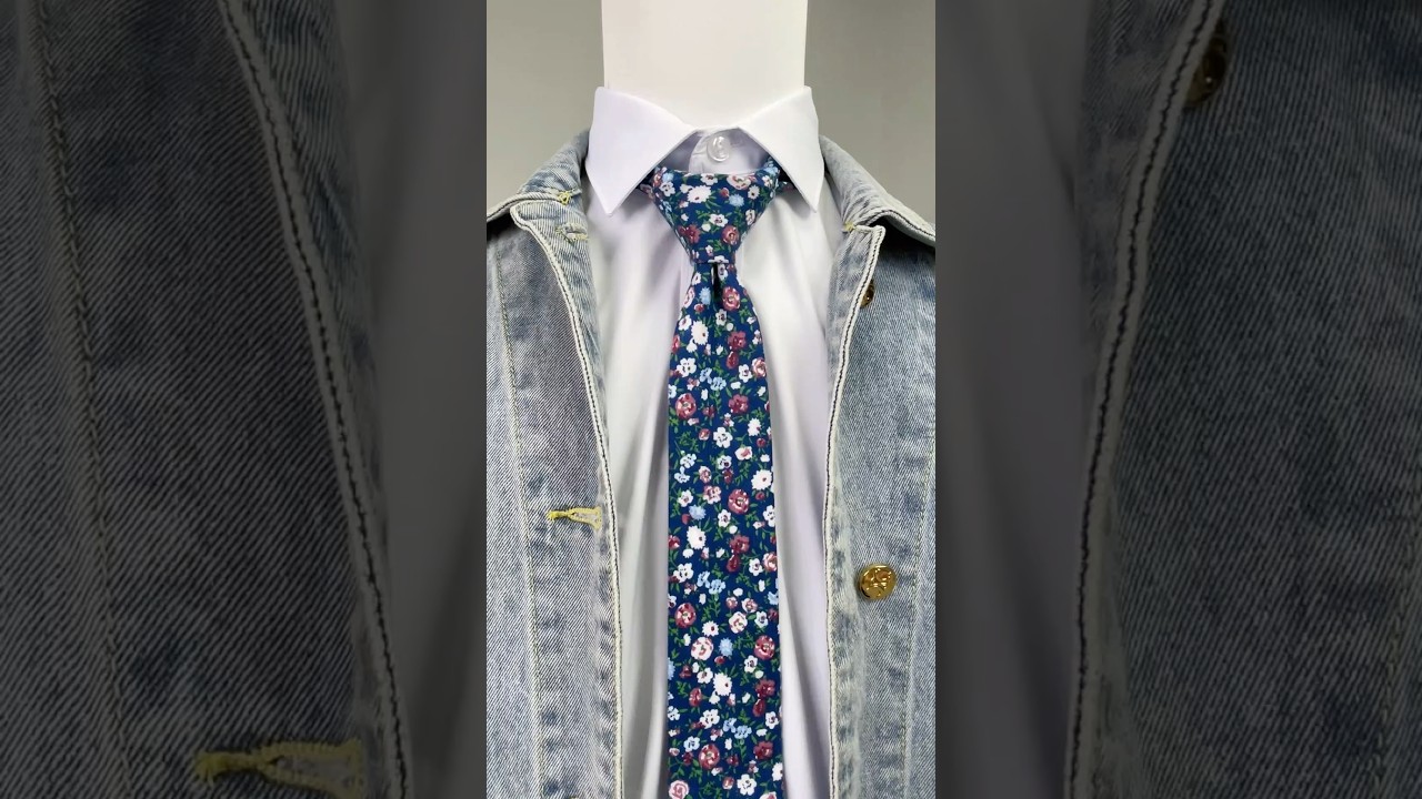 Elevate your groomsmen squad with this fresh navy floral tie.