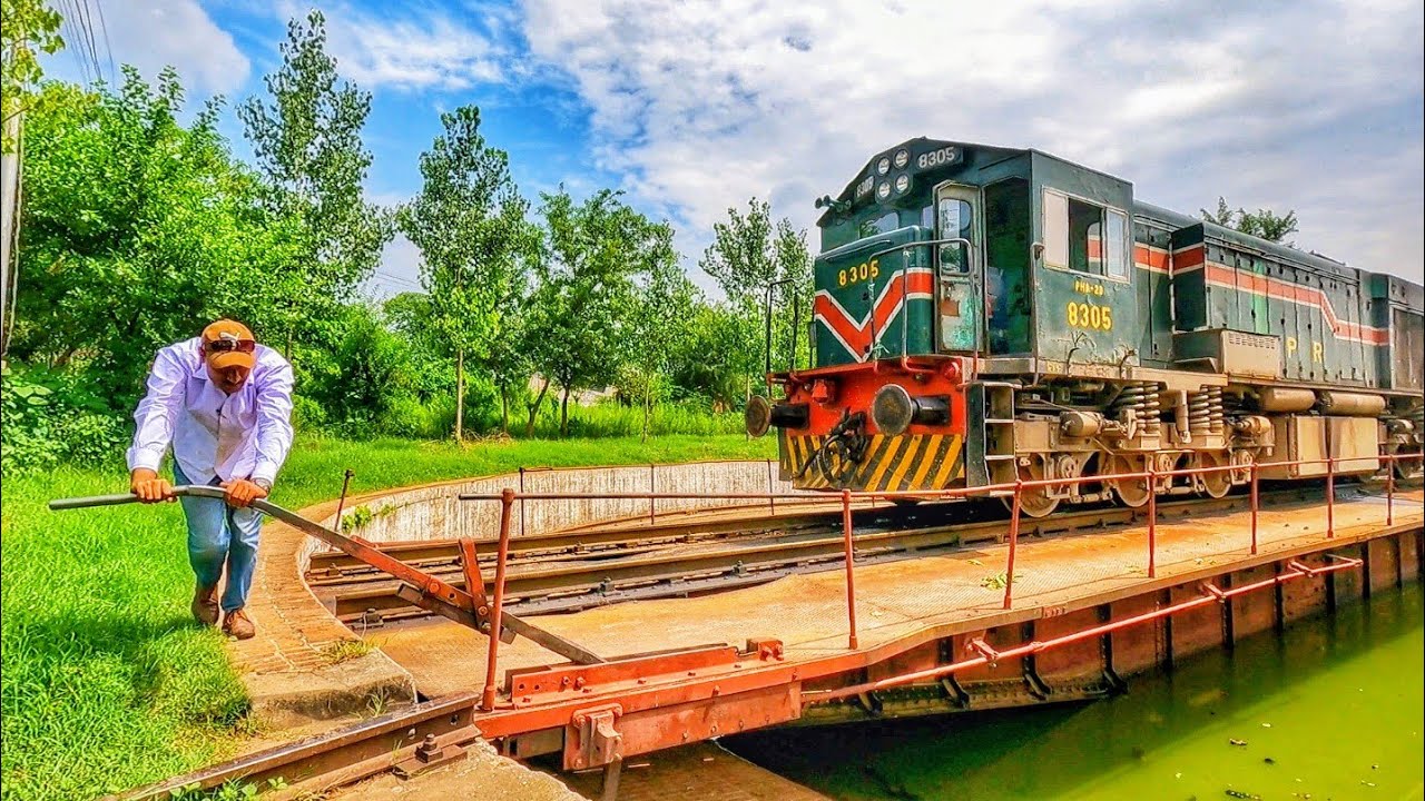 Why Pakistan Railways Doesn't use Dual Cab Locomotives | How to Turn a locomotive on a Turn Table