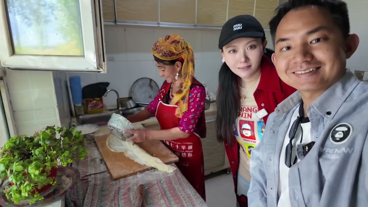 L305集：帕米尔高原独有的美食，塔吉克牧民如何制作的？阿龙萌萌给孩子送足球「ENG SUB」