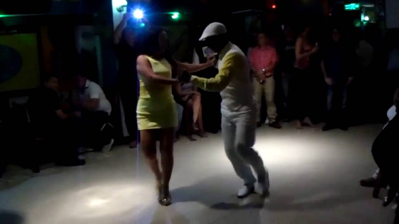 Mandy y “Kanelo” de presentación en Tin Tin Deo…..