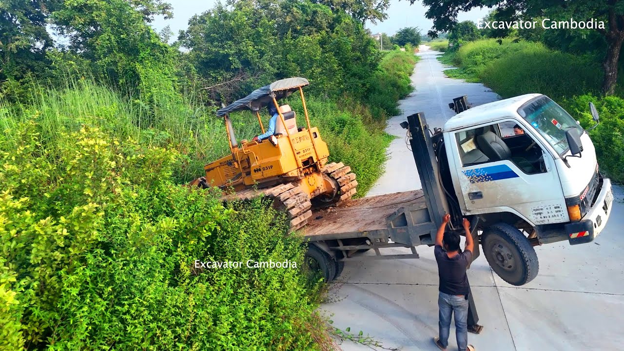 Expert Bulldozer Komatsu D31p Pushing Clearing Jungle And Grass - Bulldozer Pushing Forest So Good