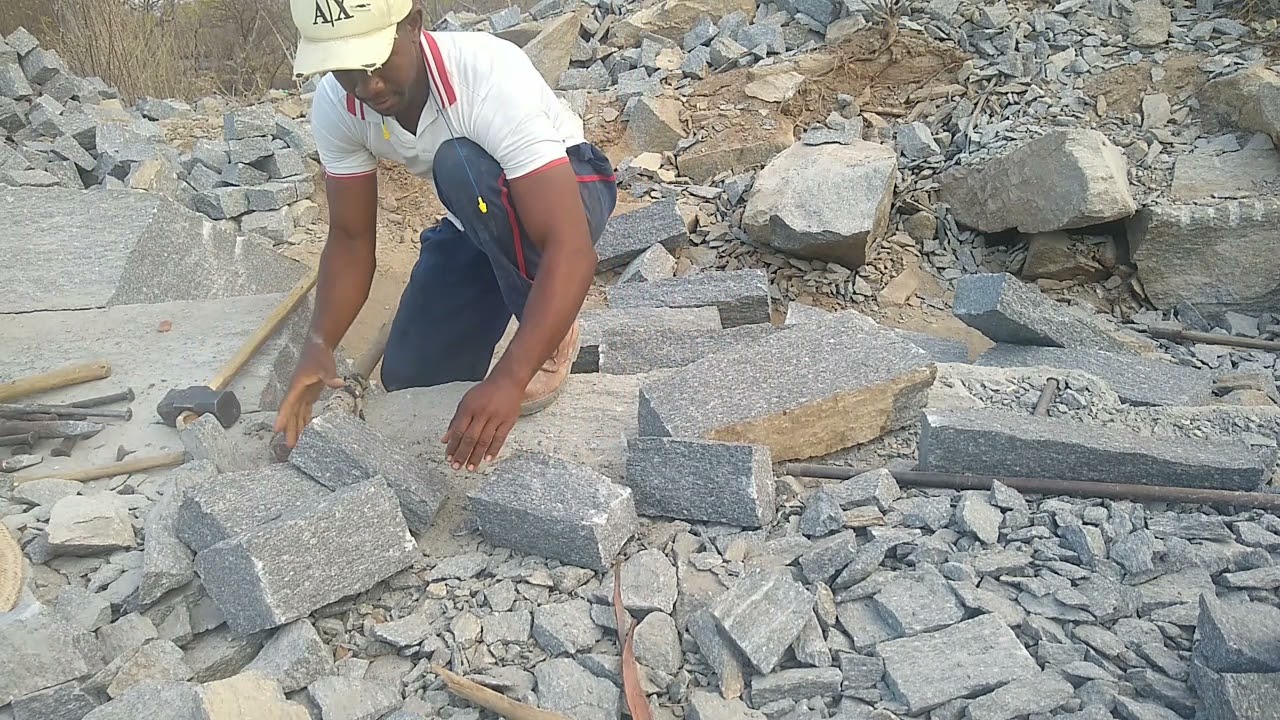Pedreira produzindo paralelos mais um dia de trabalho