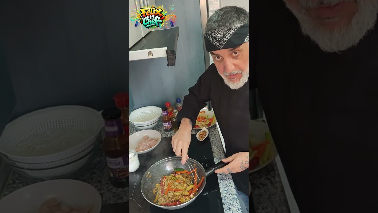 wok de udón, verduras y pollo