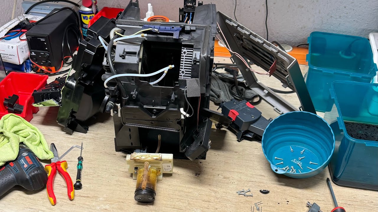 Viel Wasser im Tresterbehälter 😒 Was hat der Delonghi Kaffeeautomat für ein Problem? ⚒️🪛 #60