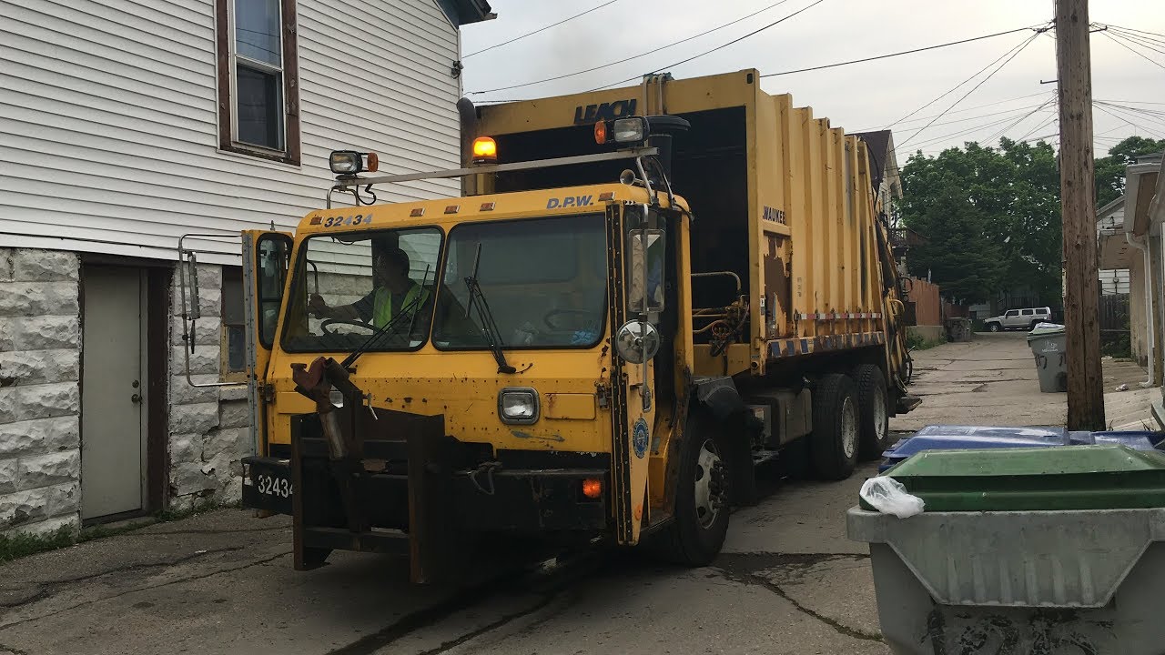 City of Milwaukee 32434 — Crane Carrier Leach 2rll Garbage Truck