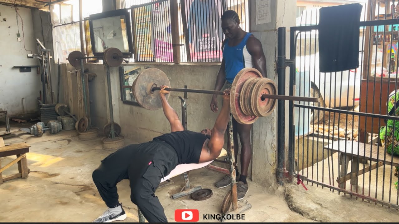 140kg bench press in a local gym/Upper body workout.