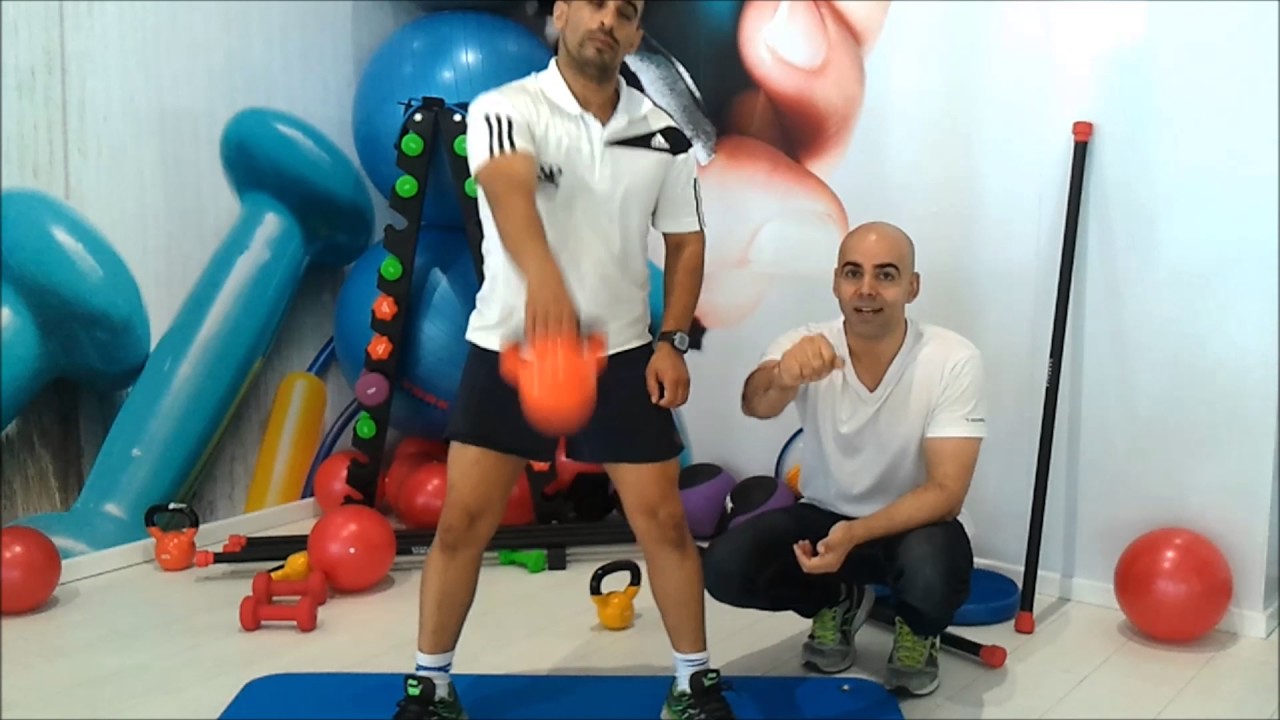 כפיפות ברכיים והנפות ידיים לפנים עם קטלבלס
