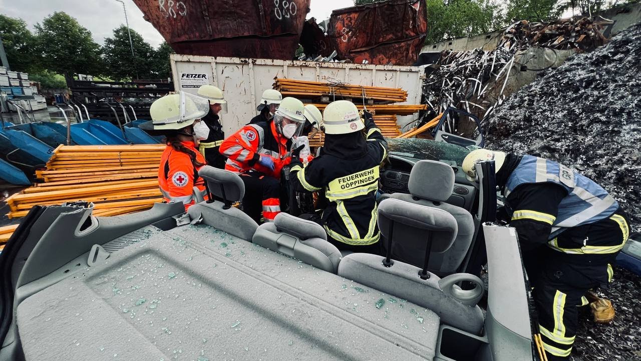 Feuerwehr Göppingen - Übung Technische Hilfeleistung - Verkehrsunfall mit zwei verletzten Personen