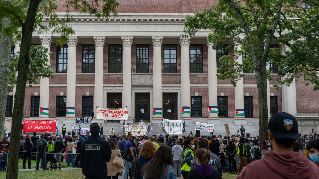 Более 1000 человек вышли на митинг в Гарвардском дворе с лозунгом «Освободите Палестину» в преддв...