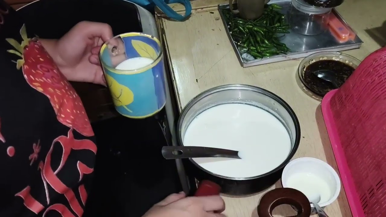 Praktikum pembuatan yoghurt dalam bab Bioteknologi