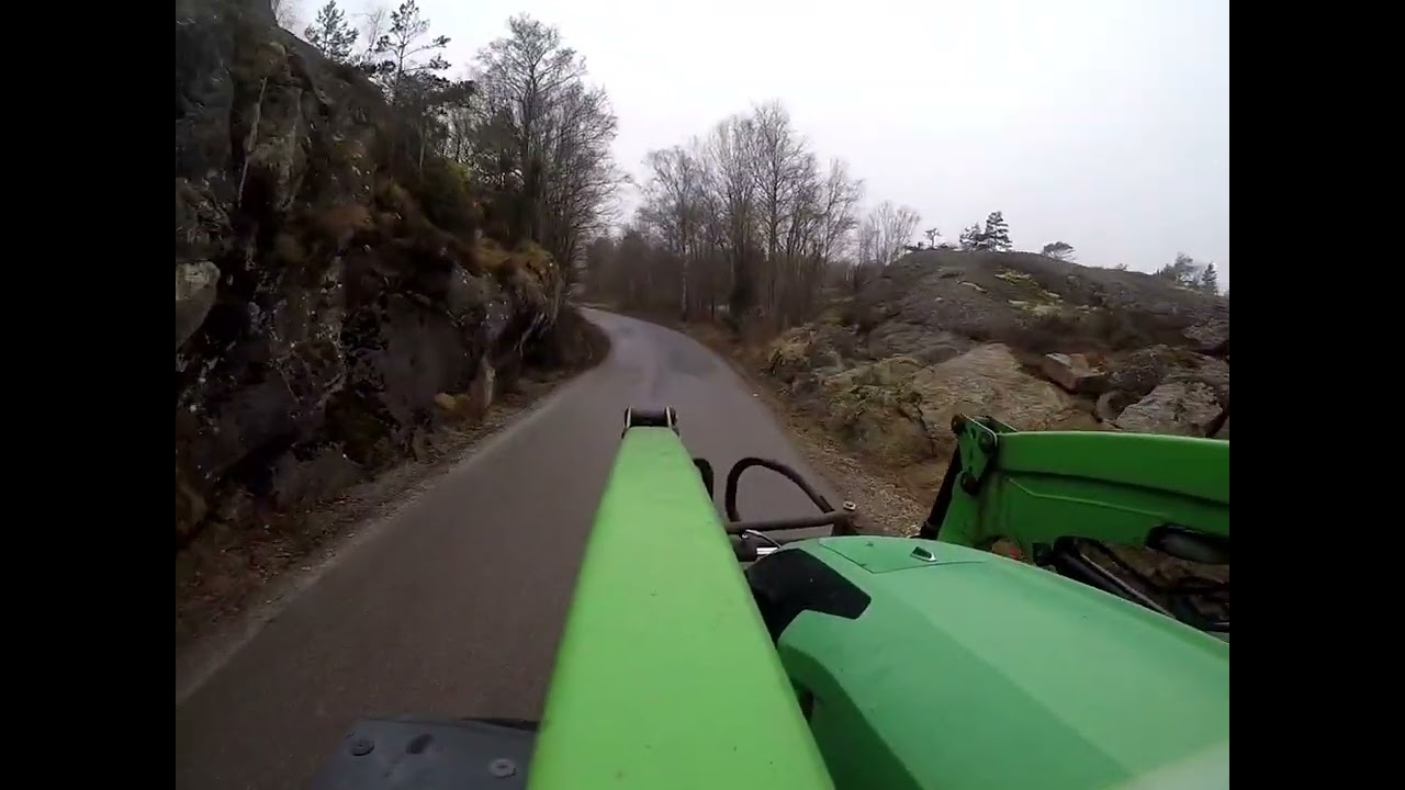 När gödselhögen växer får våran Deutz Fahr rycka in.