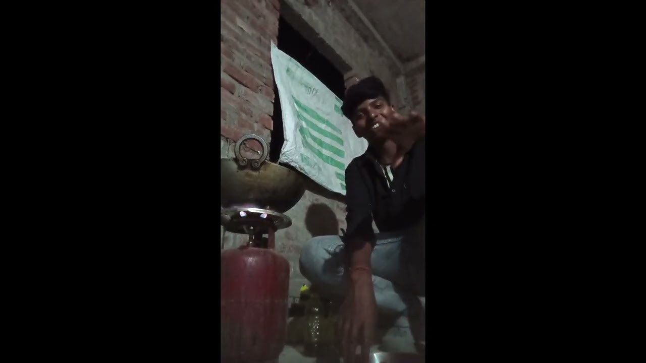 हम लोग आए थे रूम पर मैगी बनाने लगे मैगी में ज्यादा पानी आ गया😔😔😔