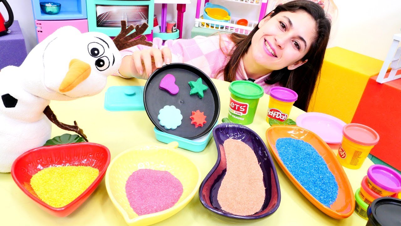 Elsa Frozen ile Play Doh oyun hamur oyunu. Ayşe Olaf'ın misafirliğe götürmesi için kurabiye yapıyor
