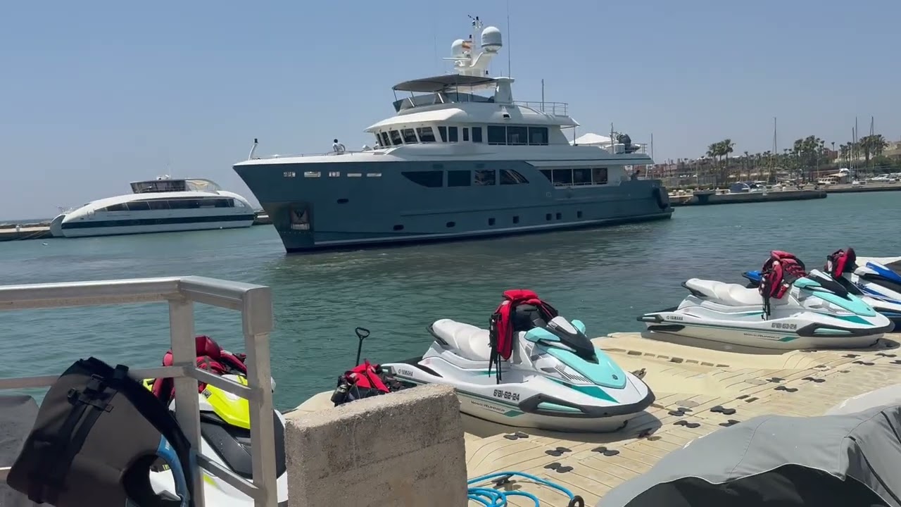 MILLONARIO con su Super Yate de Lujo Aparcando en Sotogrande 