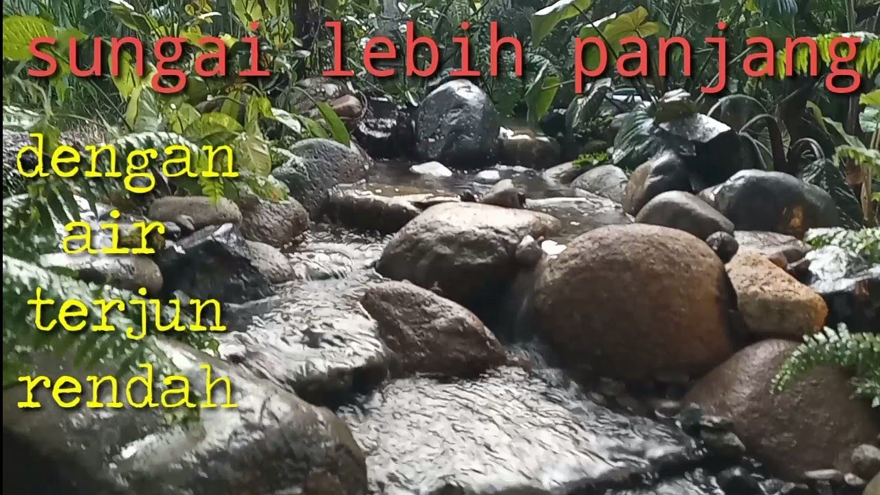 Arus sungai kencang dengan waterfall rendah