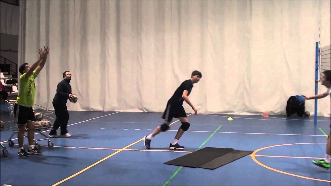 Entrenamiento de ataque de primer tiempo... voleibol almendralejo. Juanfran frias 14 años 1,93