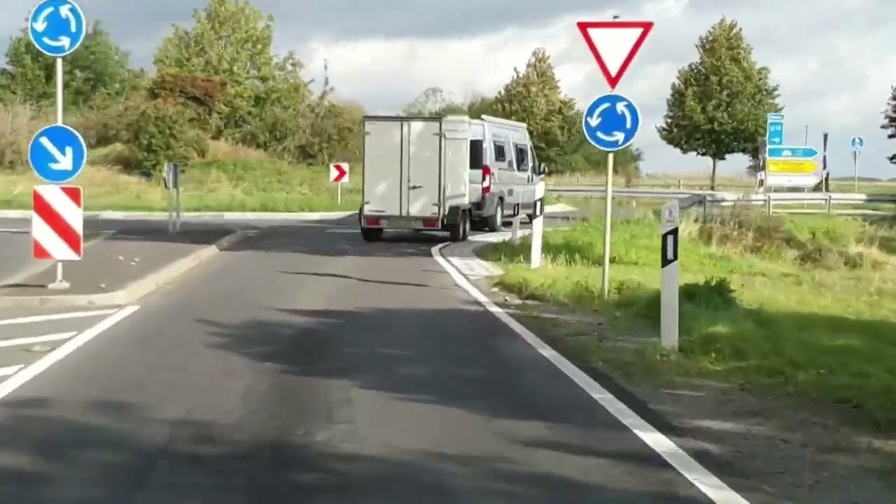 Andy zeigt Gas geben beim Abbiegen  Kreis