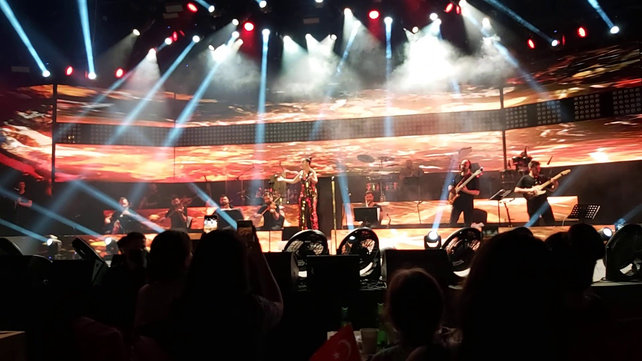 Ebru GÜNDEŞ - Gönlümün Efendisi (Konser giriş) SUENO HOTELS BEACH SIDE