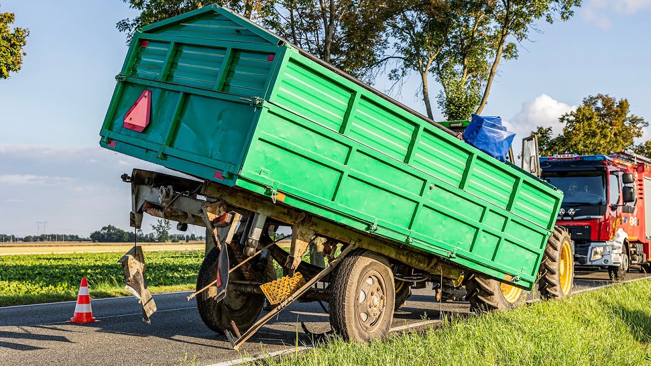 Kierujący osobowym Renault uderzył w przyczepę rolniczą na DK11