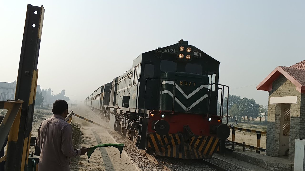 Very Special Stylish Whistling Action of Thal Express||130 Dn||By my Friend Assistant Driver 