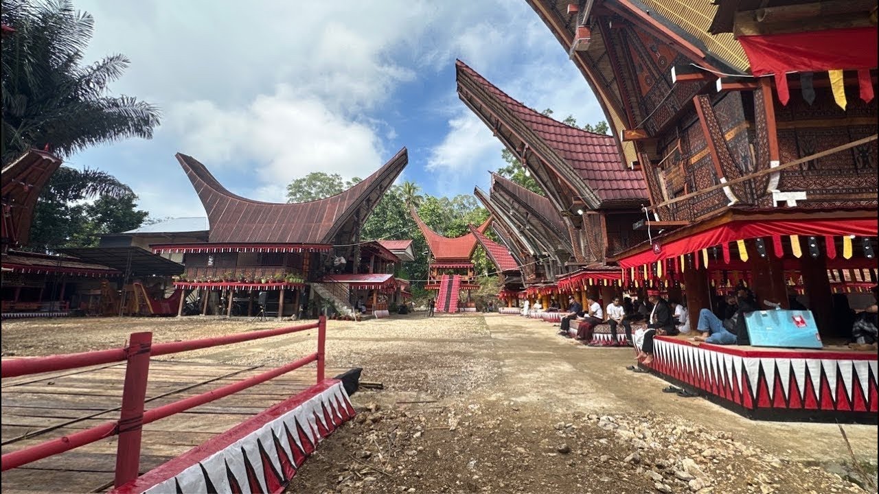 Mellao Alang Almh. Dorkas Rambung dan Almh Anastasia Bangun di Lion Tondok Iring Makale  Utara