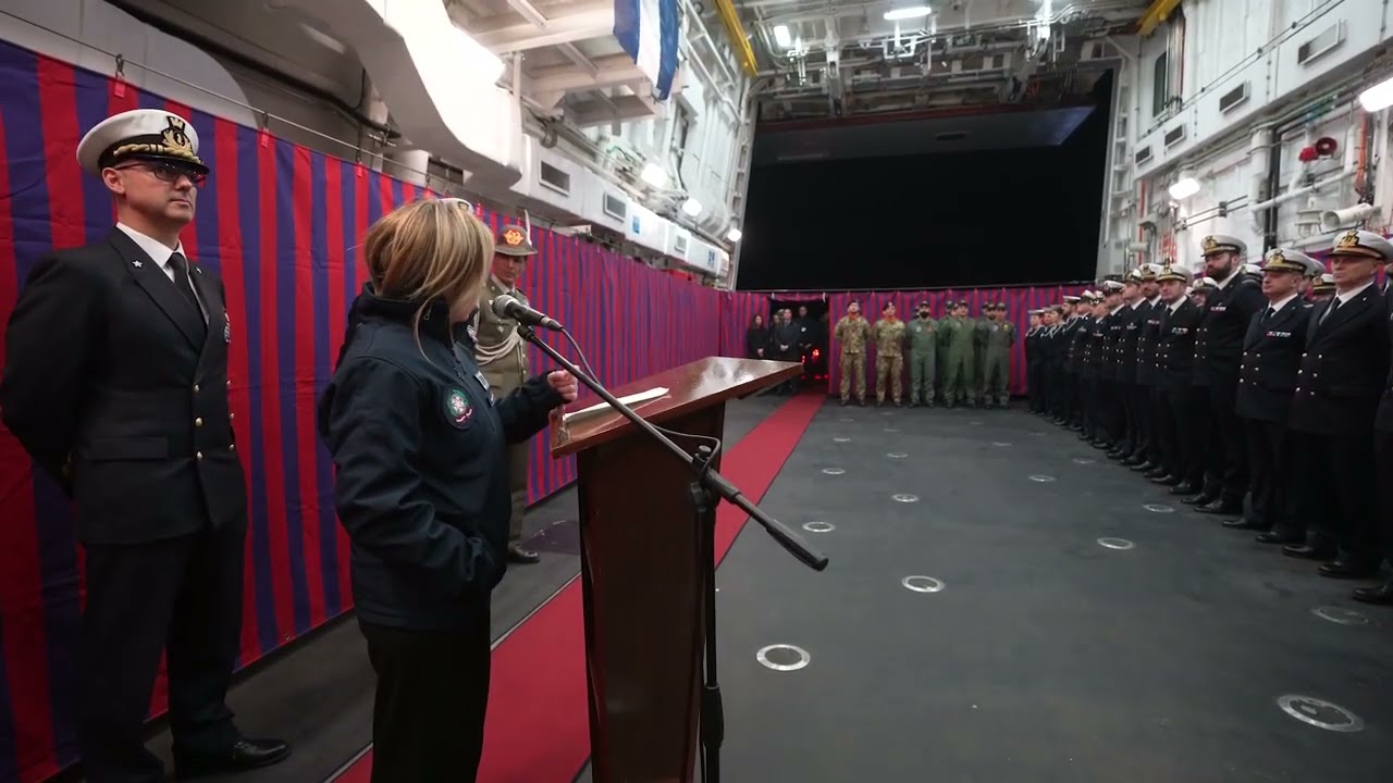Giorgia Meloni sulla nave della Marina Militare italiana “Carabiniere”, durante la visita in Algeria