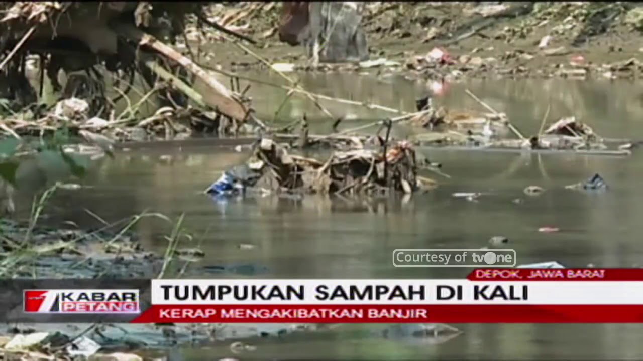 Tumpukan Sampah Sumbat Aliran Air Kali Pesanggrahan Depok