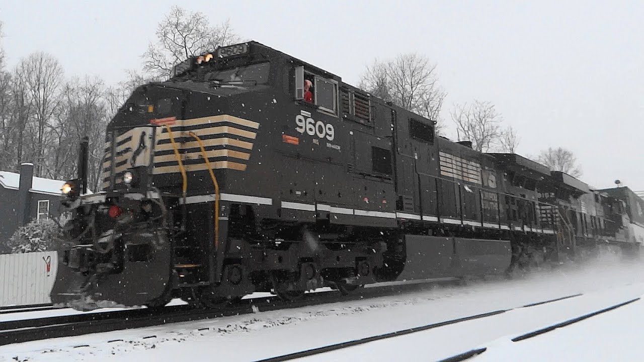 ❄ NS Train with Friendly Crew in the Snow! ❄