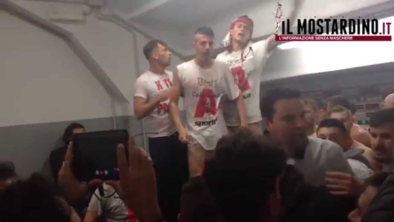 I ragazzi del Carpi festeggiano la promozione in serieA irrompendo in sala stampa ed è subito festa