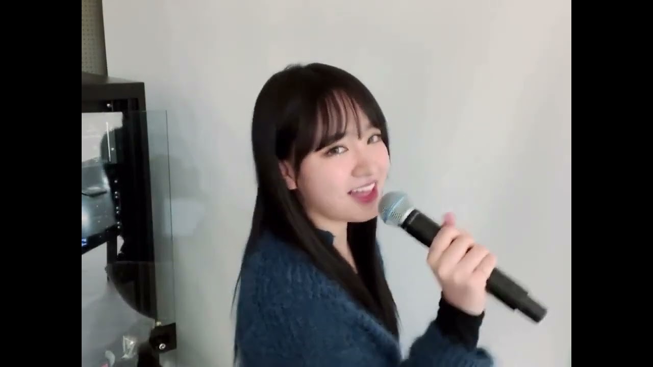 LIZ sing to 'Good Day' by IU (vlive 281222)