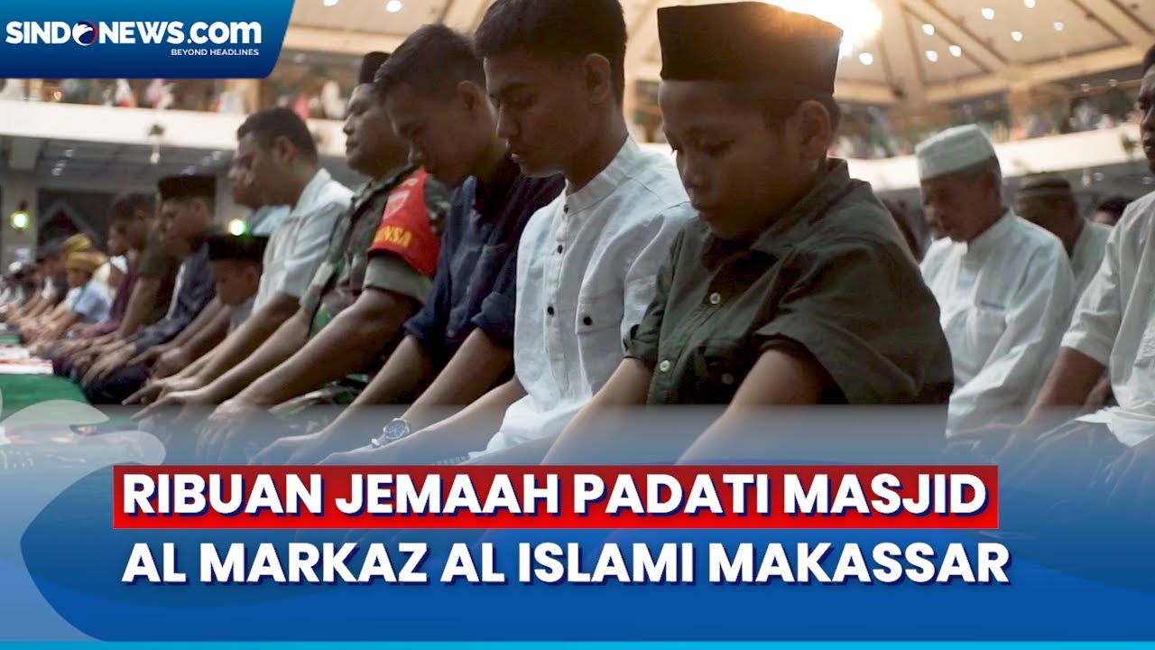 Ribuan Jemaah Padai Masjid  Al Markaz Al Islami Makassaruntuk Salat Tarawih Perdana