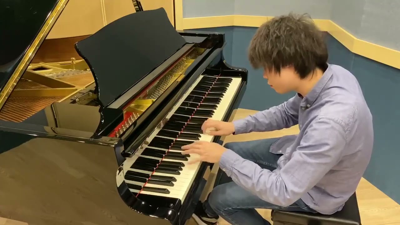 Yu-peng Chen enjoy himself playing the piano