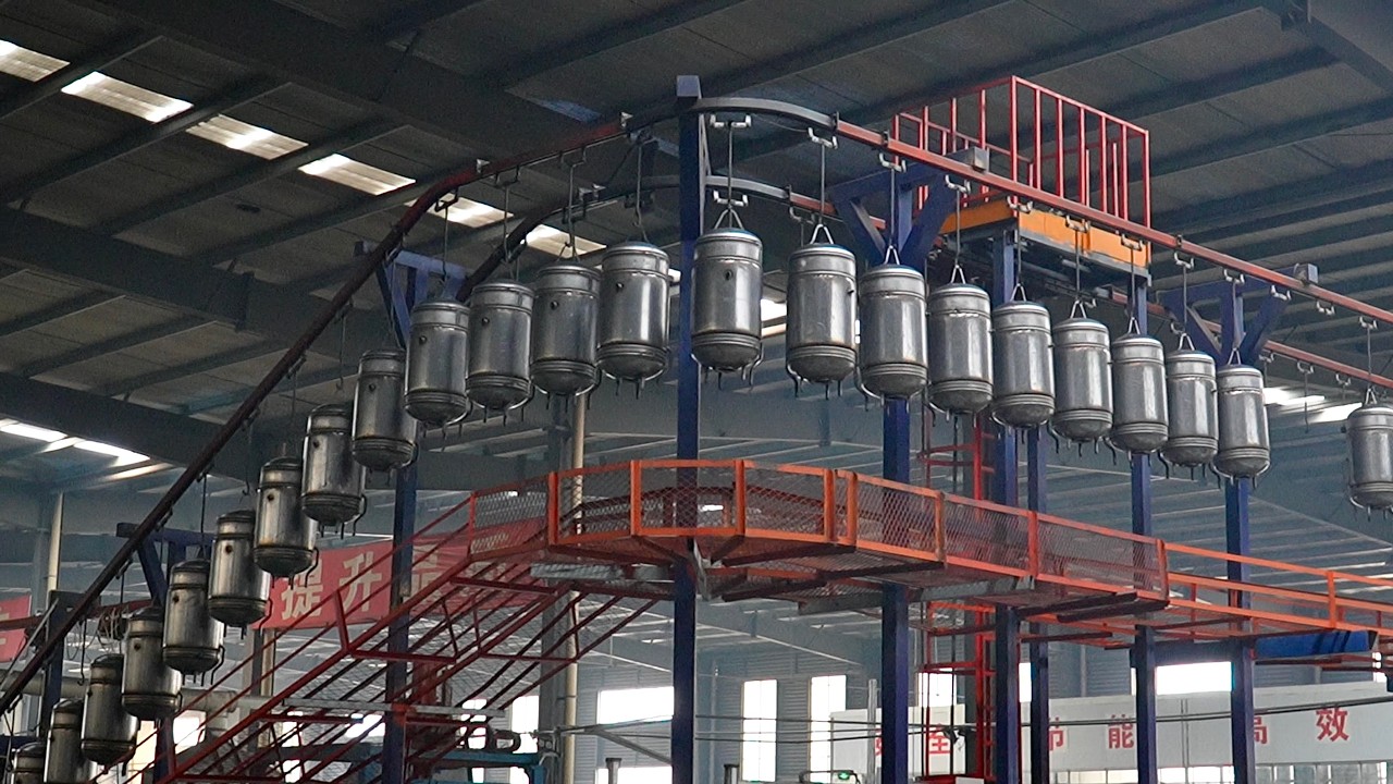 中國工廠大量生產太陽能熱水器的過程