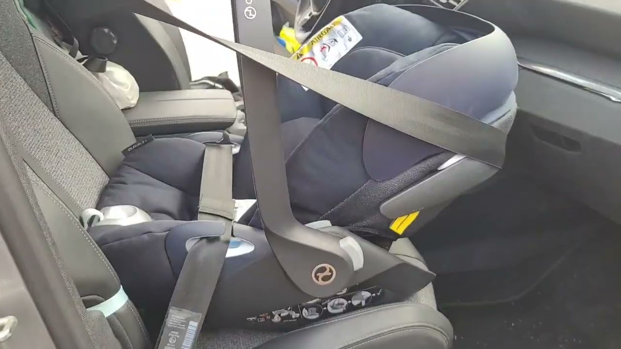 Bien installer un siège auto coque (cosy) avec la ceinture en moins de 2 min.
