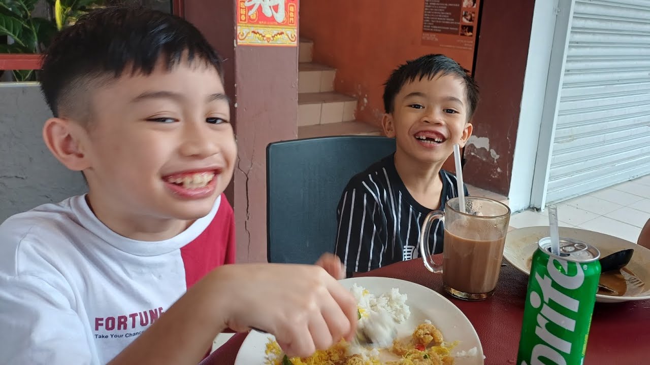 Jalan2 Emart riam beli kasut  // Isi Perut anak request makan mee