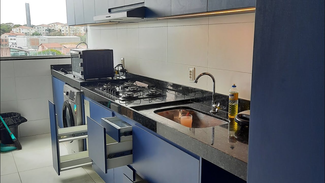 Uma cozinha  Moderna na cor azul